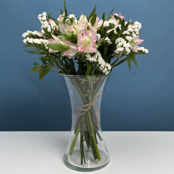 Интерьерный бело-розовый букет в вазе