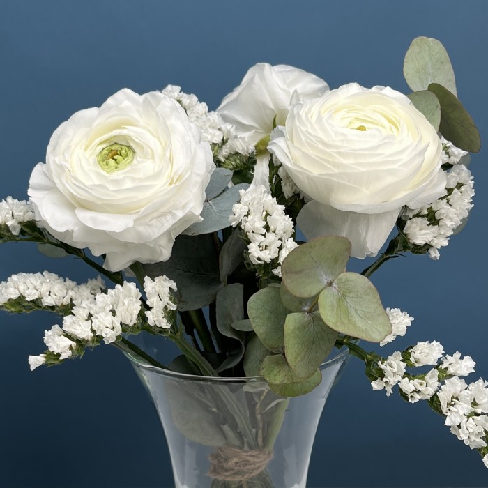 Интерьерный букет с белыми Ранункулюсами в вазе