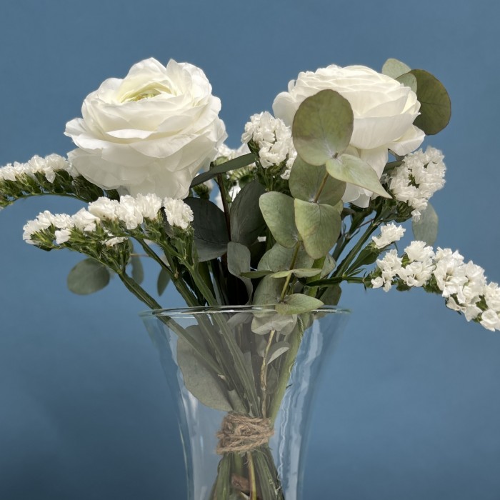 Интерьерный букет с белыми Ранункулюсами в вазе
