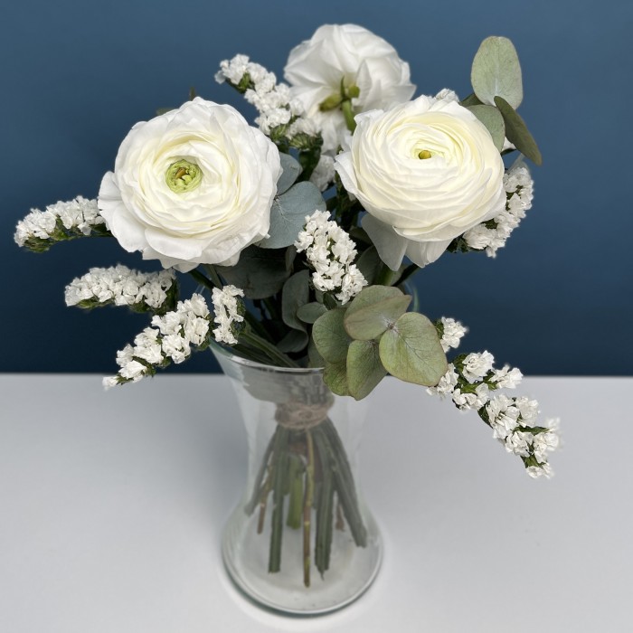 Интерьерный букет с белыми Ранункулюсами в вазе