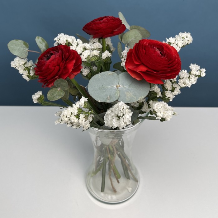 Интерьерный букет с красными Ранункулюсами в вазе