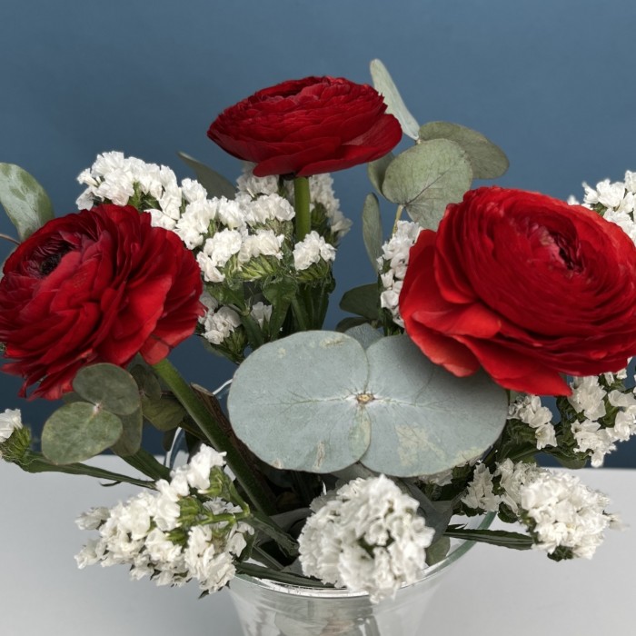 Интерьерный букет с красными Ранункулюсами в вазе