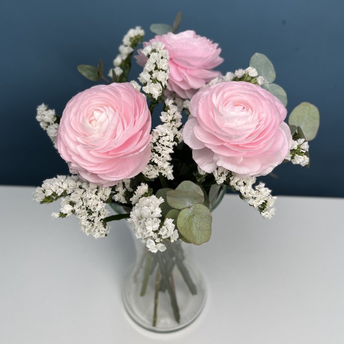 Интерьерный букет с розовыми Ранункулюсами в вазе