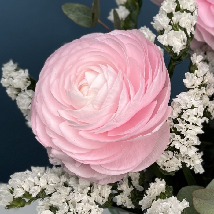 Интерьерный букет с розовыми Ранункулюсами в вазе