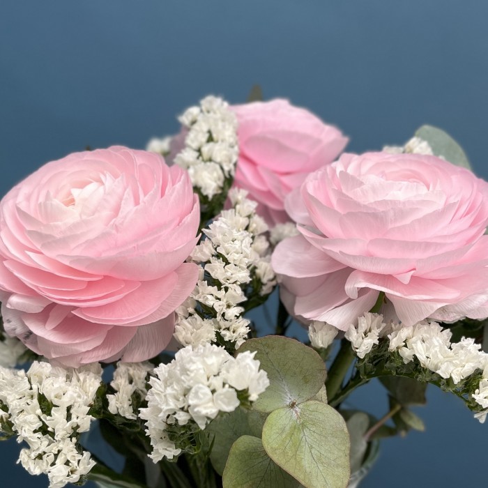 Интерьерный букет с розовыми Ранункулюсами в вазе