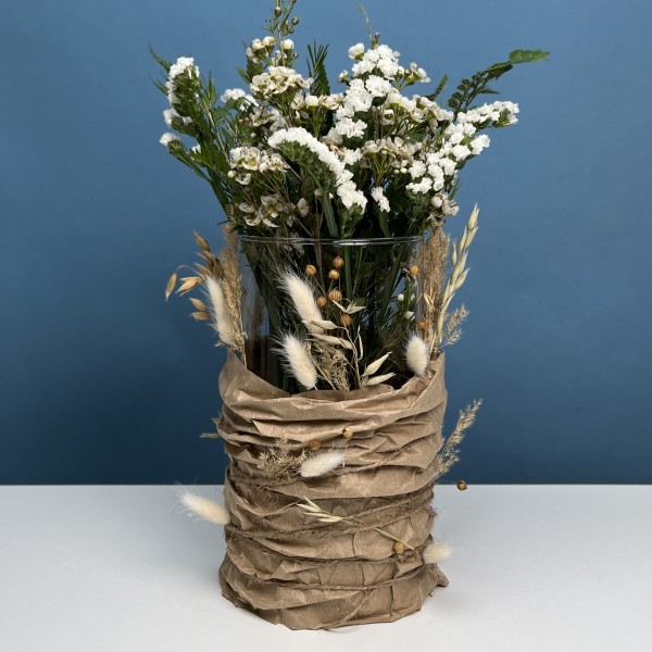 Настольная композиция на ресепшен с белыми цветами