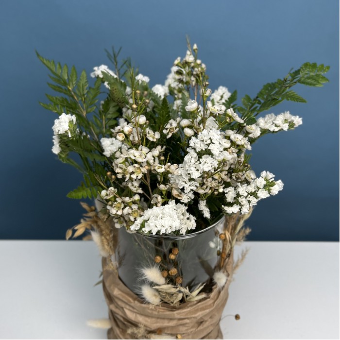 Настольная композиция на ресепшен с белыми цветами