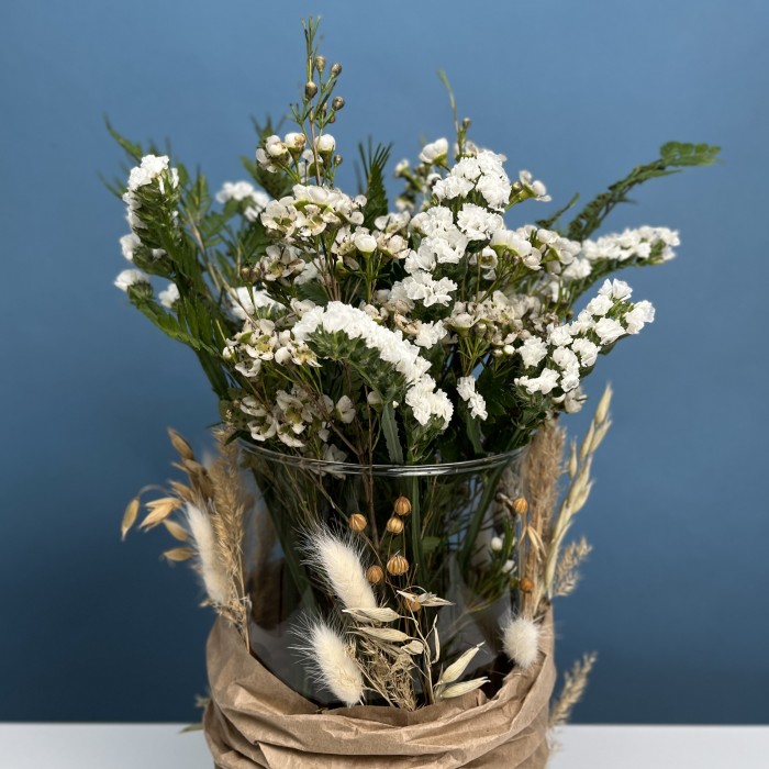 Настольная композиция на ресепшен с белыми цветами