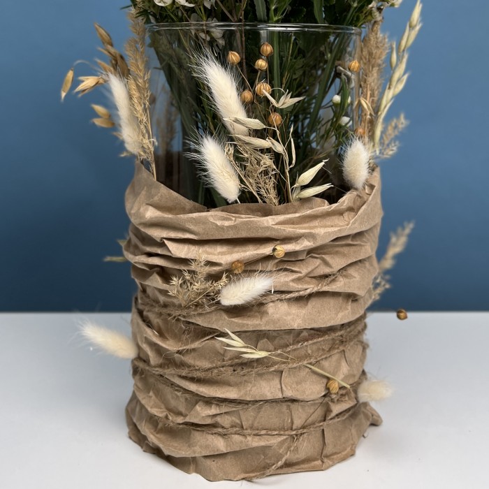 Настольная композиция на ресепшен с белыми цветами