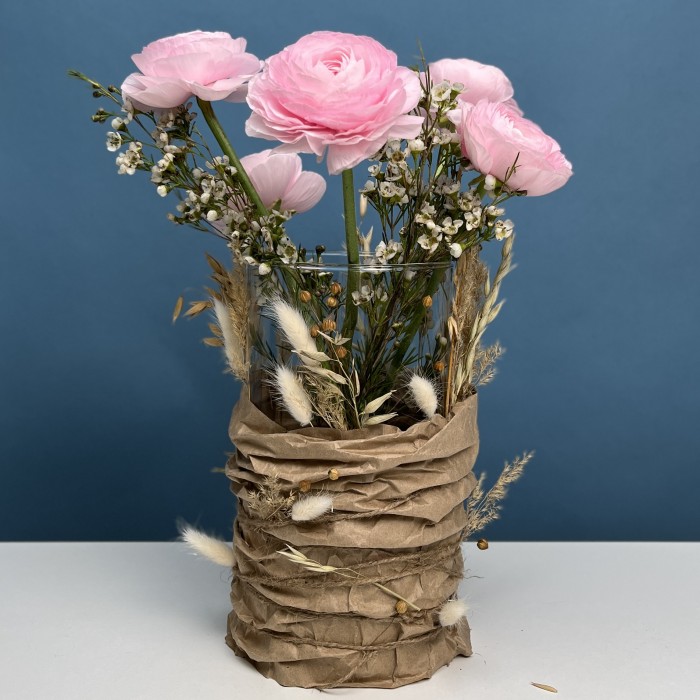 Настольная композиция на ресепшен с розовыми ранункулюсами