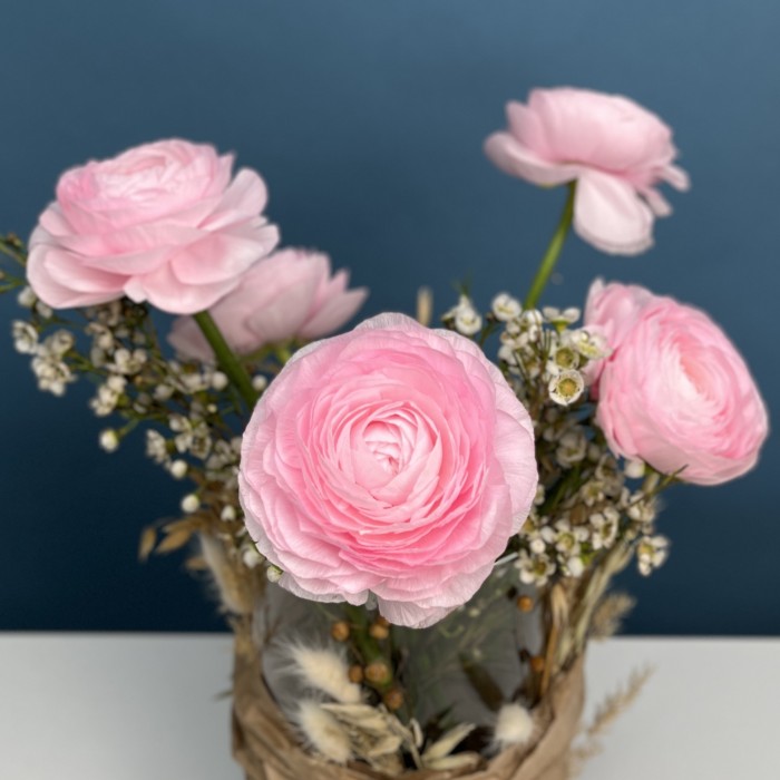 Настольная композиция на ресепшен с розовыми ранункулюсами