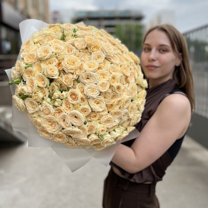 101 кустовая кремовая роза Аксана 40 см