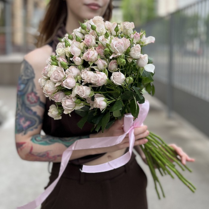 11 нежных кустовых пионовидных роз Энджел Бомбастик 70 см