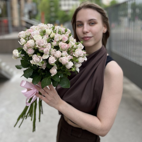 11 нежных кустовых пионовидных роз Энджел Бомбастик 70 см