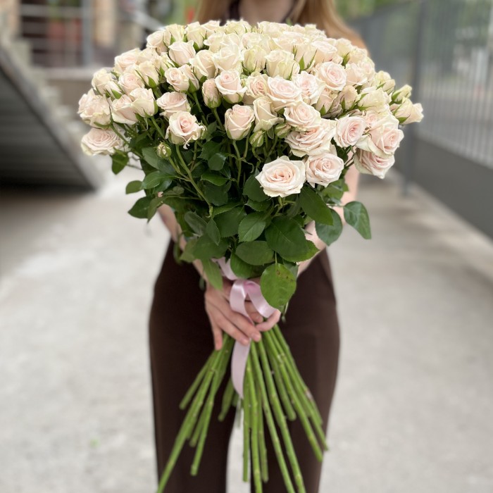 25 ароматных кустовых роз Роял Порцелина 60 см