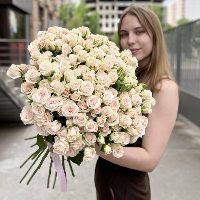 25 ароматных кустовых роз Роял Порцелина 60 см