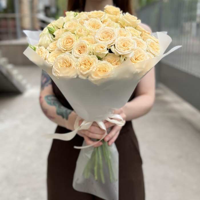 25 кремовых кустовых роз Аксана 40 см