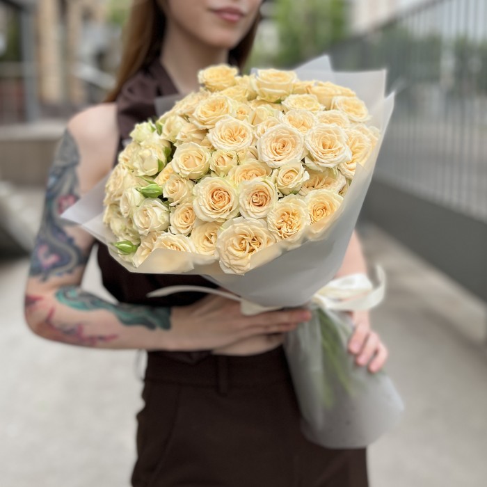 25 кремовых кустовых роз Аксана 40 см