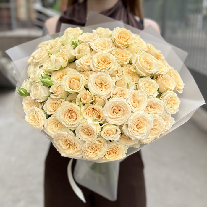 25 кремовых кустовых роз Аксана 40 см
