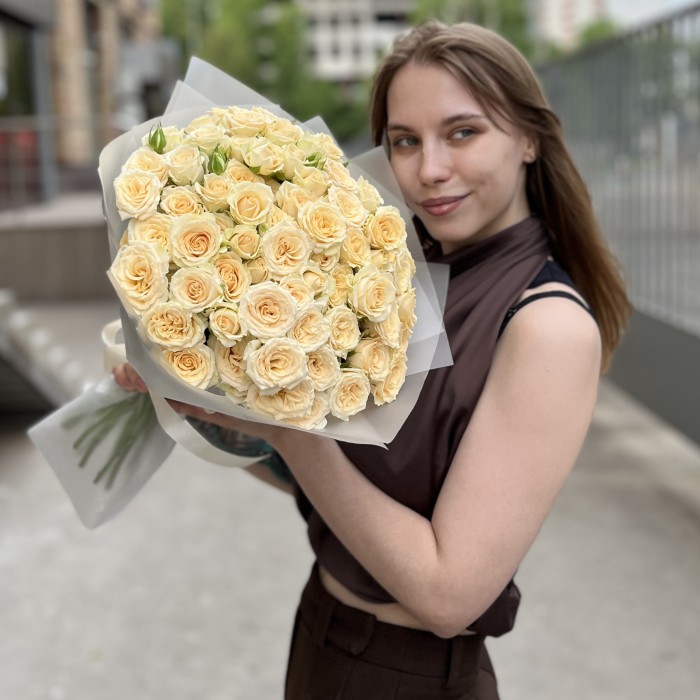 25 кремовых кустовых роз Аксана 40 см