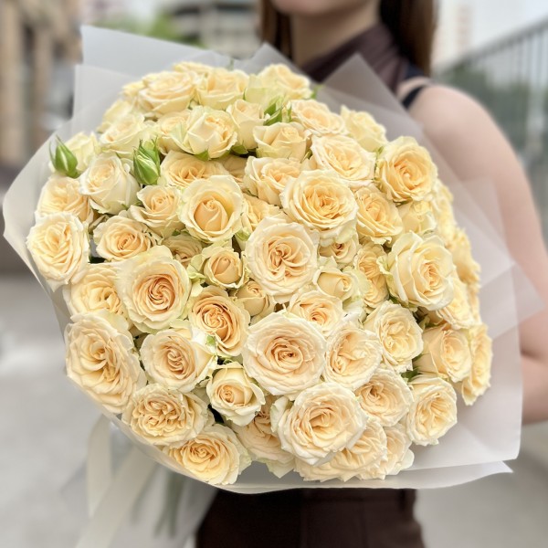 25 кремовых кустовых роз Аксана 40 см