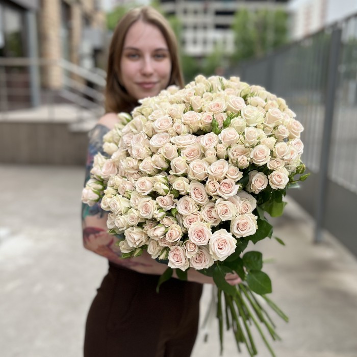 35 кустовых роз Роял Порцелина 70 см