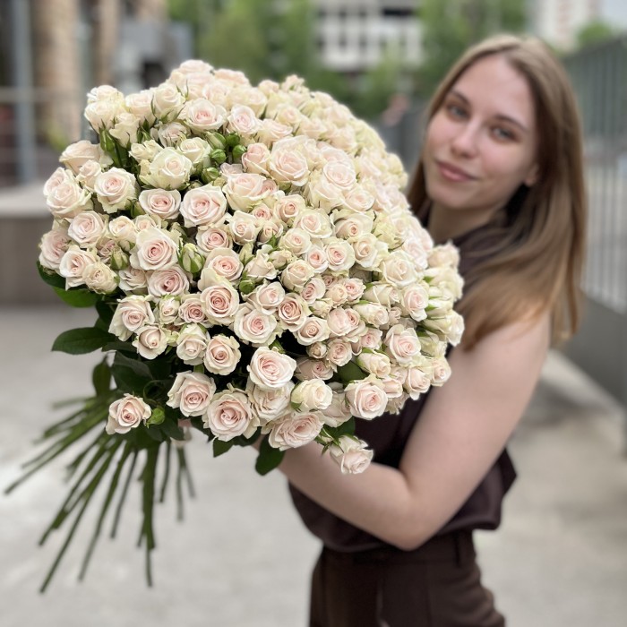 35 кустовых роз Роял Порцелина 70 см