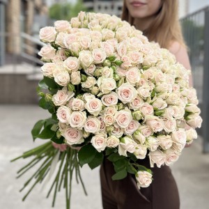35 кустовых роз Роял Порцелина 70 см