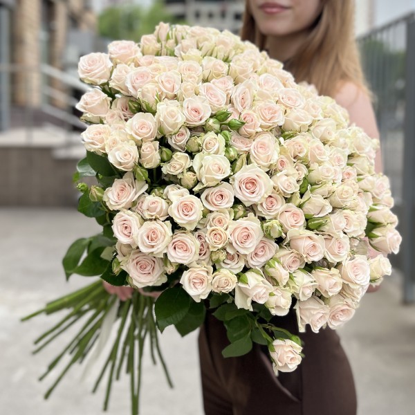 35 кустовых роз Роял Порцелина 70 см