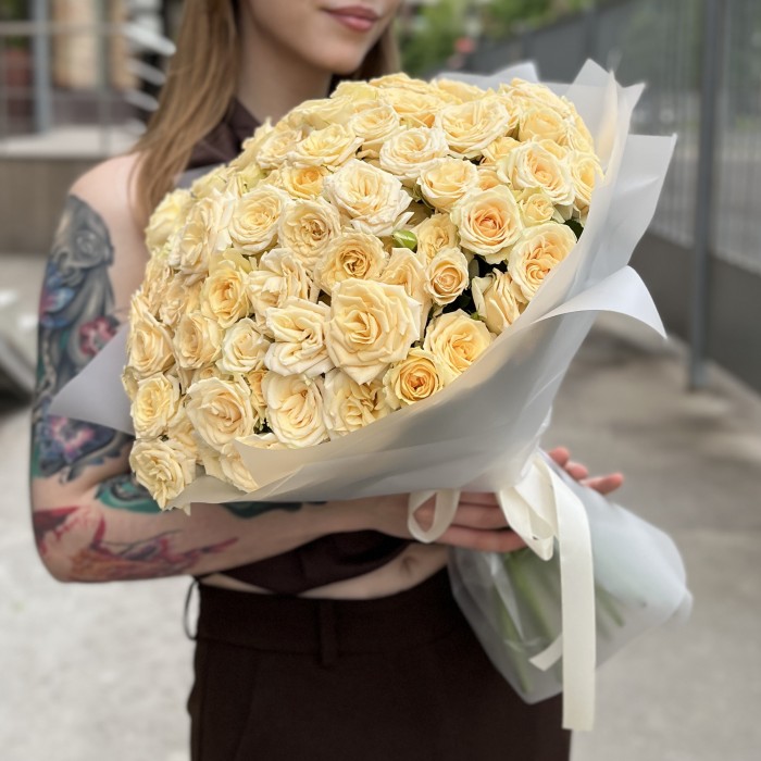 35 кремовых кустовых роз Аксана 40 см