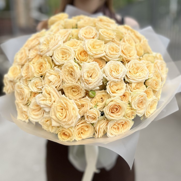 35 кремовых кустовых роз Аксана 40 см