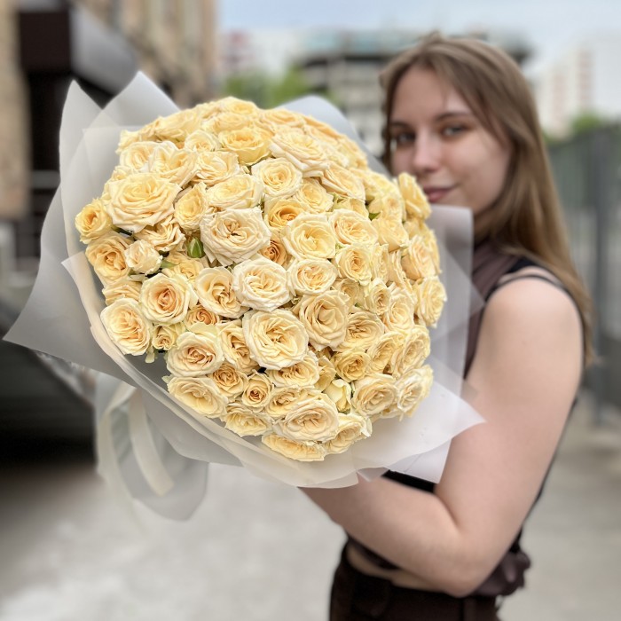 35 кремовых кустовых роз Аксана 40 см