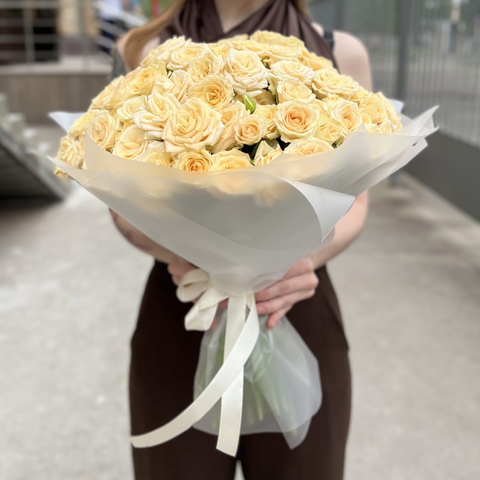 35 кремовых кустовых роз Аксана 40 см