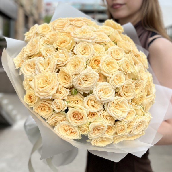 35 кремовых кустовых роз Аксана 40 см