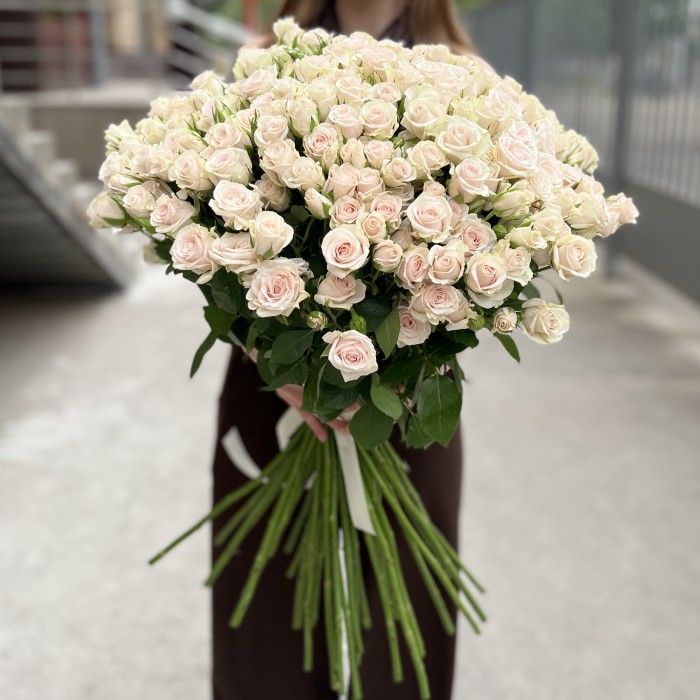 45 ароматных кустовых роз Роял Порцелина 60 см