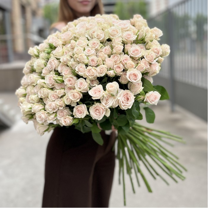 45 ароматных кустовых роз Роял Порцелина 60 см