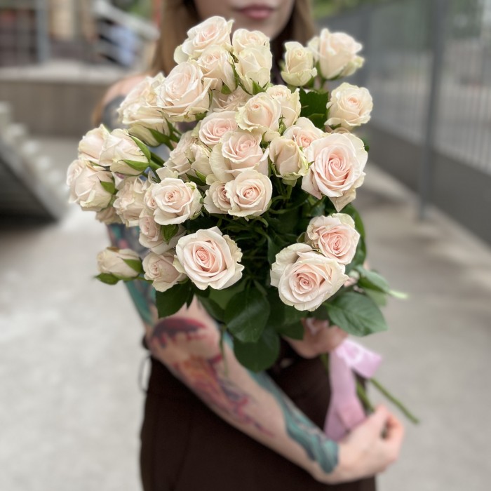 5 кустовых роз Роял Порцелина 70 см