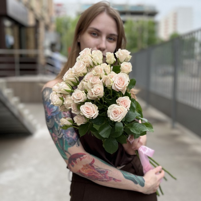 5 кустовых роз Роял Порцелина 70 см