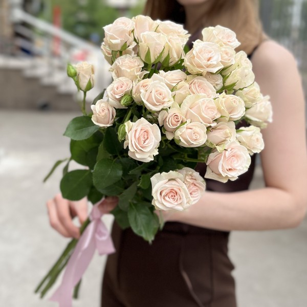 5 кустовых роз Роял Порцелина 70 см