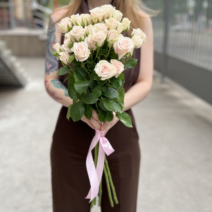 5 кустовых роз Роял Порцелина 70 см