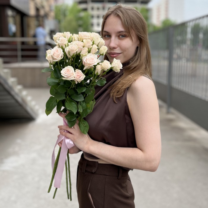 5 кустовых роз Роял Порцелина 70 см