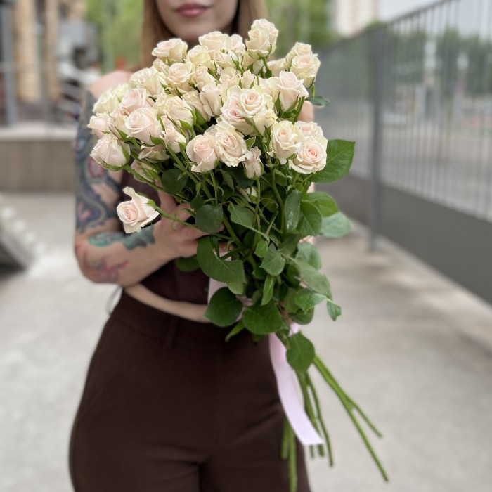 9 ароматных кустовых роз Роял Порцелина 60 см