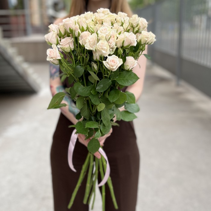 9 ароматных кустовых роз Роял Порцелина 60 см