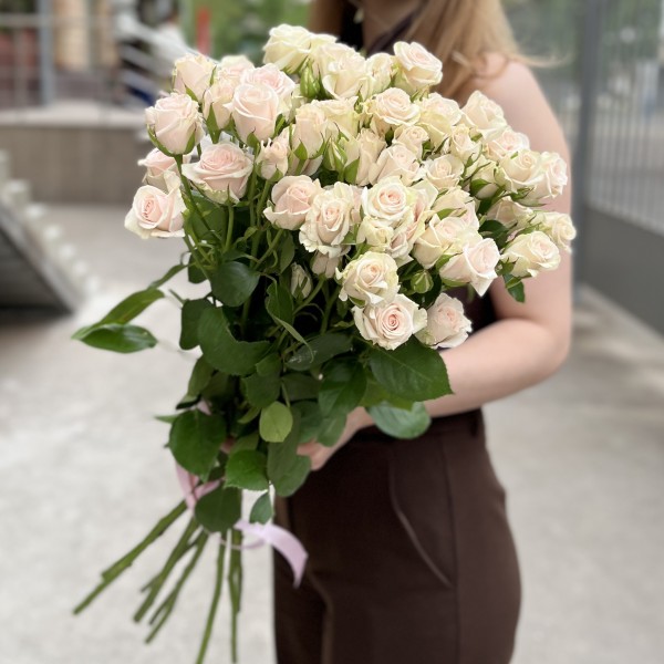 9 ароматных кустовых роз Роял Порцелина 60 см