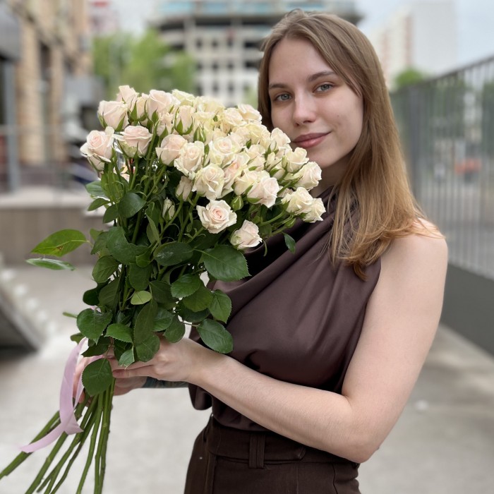 9 ароматных кустовых роз Роял Порцелина 60 см