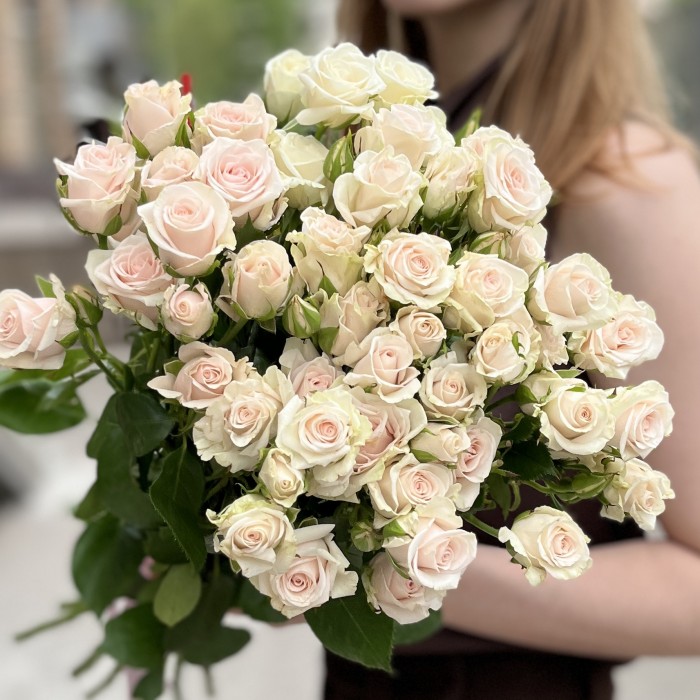 9 ароматных кустовых роз Роял Порцелина 60 см