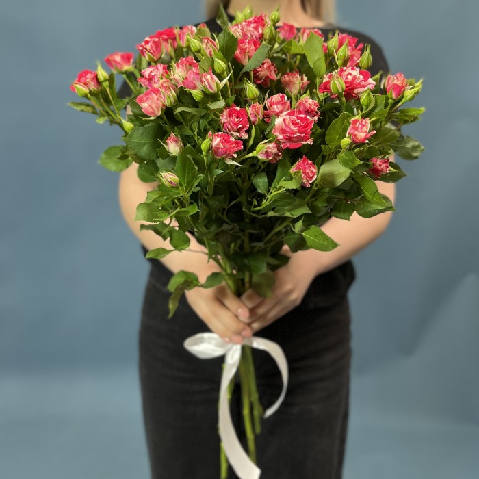 7 кустовых малиново-белых роз Файрворкс 70 см