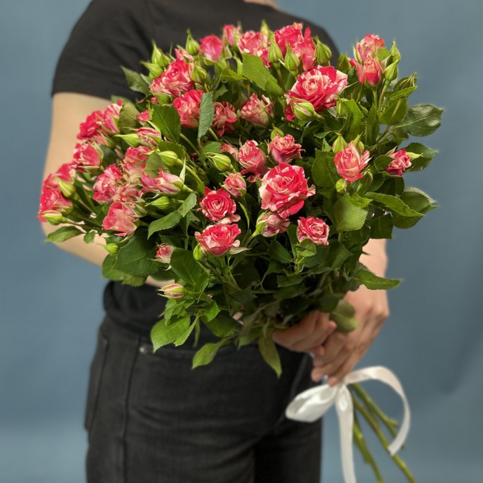 7 кустовых малиново-белых роз Файрворкс 70 см