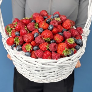 Корзина с ягодами клубники голубики и малины 1500гр