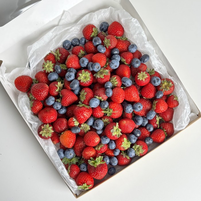 Мега коробка с клубникой и голубикой 1500гр